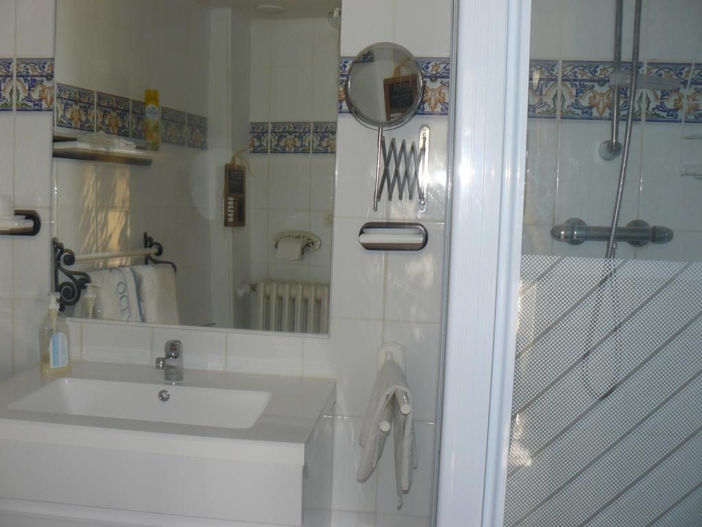 Chambres D'Hotes & Gites Pouget Les Eyzies Room photo